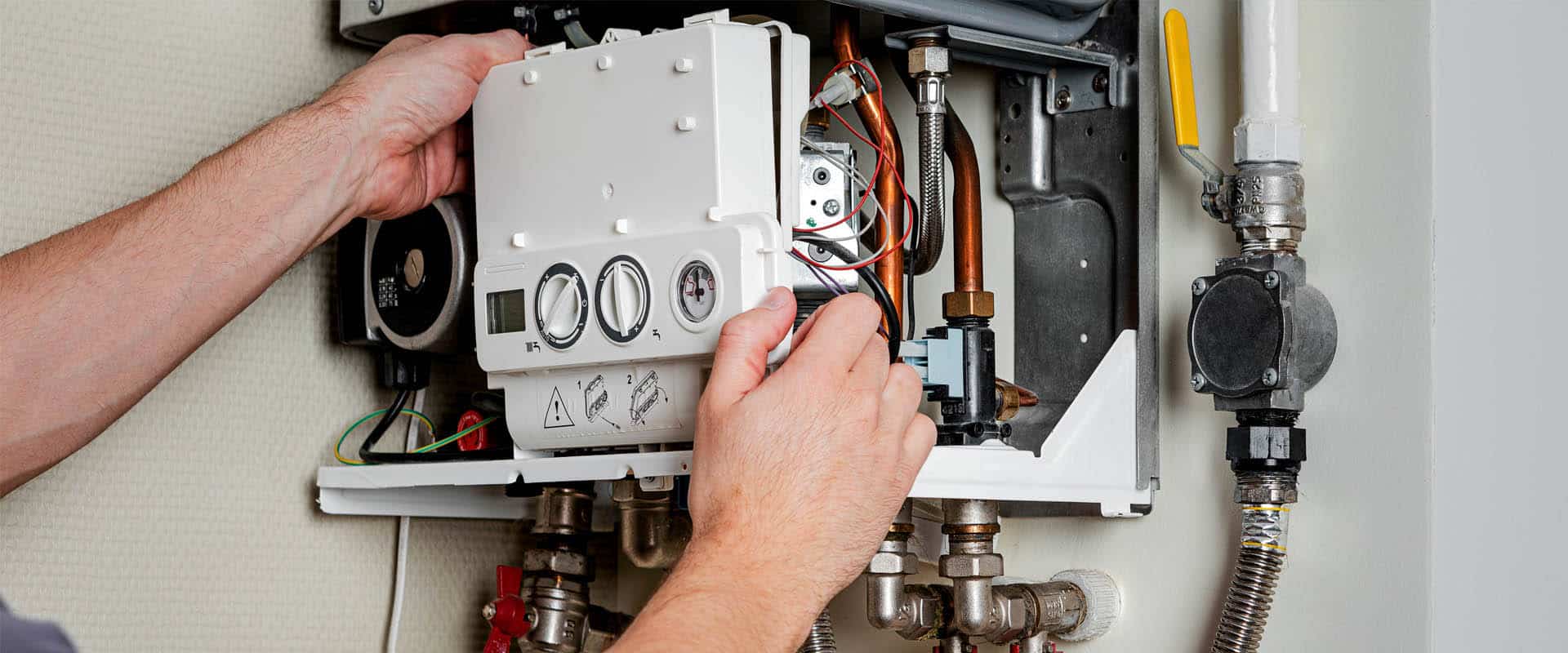 Tecnico reparando